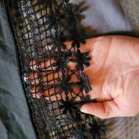 ⭐️Guess Halter Top⭐️ - Picture 3 of 4